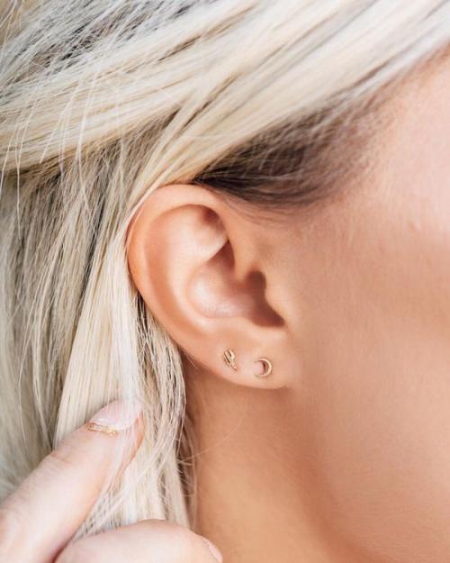 Как прокалывают уши пистолетом детям и подросткам. Как проколоть уши: виды проколов и полезные советы