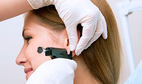 В каком ухе прокалывают вторую дырку девушки. В каком ухе прокалывают вторую дырку девушке