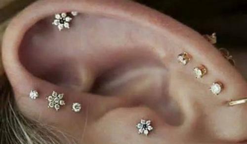 В каком ухе прокалывают вторую дырку девушки. В каком ухе прокалывают вторую дырку девушке