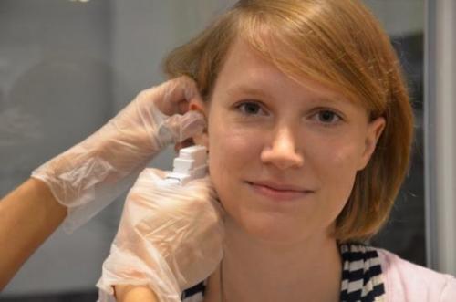 Как проколоть ухо одноразовым пистолетом. Пистолет, игла и растяжки