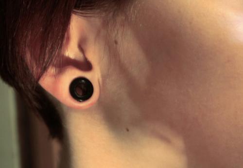 Как проколоть ухо одноразовым пистолетом. Пистолет, игла и растяжки