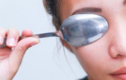 Что делать, если опухли глаза после слез. Как быстро снять отеки с глаз после слез