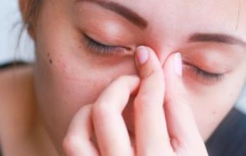 Что делать, если опухли глаза после слез. Как быстро снять отеки с глаз после слез