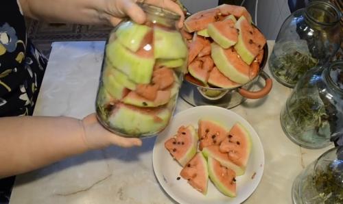 Маринованные арбузы в литровых банках. Вкусные маринованные арбузы на зиму в банках — простые рецепты