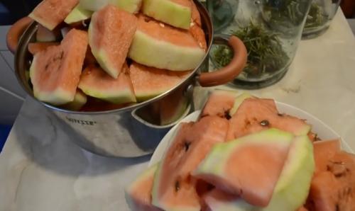 Маринованные арбузы в литровых банках. Вкусные маринованные арбузы на зиму в банках — простые рецепты