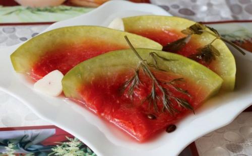 Как засолить арбуз в домашних условиях. Необычная закуска: как засолить арбуз в домашних условиях вкусно и быстро