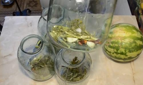 Маринованные арбузы в литровых банках. Вкусные маринованные арбузы на зиму в банках — простые рецепты