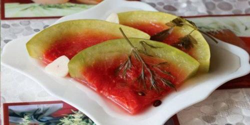 Засолка арбузов в пластиковом ведре. Арбузы соленые кусочками в ведре быстрый посол
