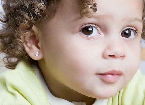 Какие сережки можно носить после прокола ушей. Какие серьги лучше носить после прокалывания