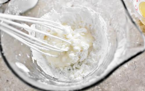 Какие рецепты сахарной глазури можно использовать для украшения кексов. Сахарная глазурь. Быстрый рецепт для кексов, для пасхи из сахарной пудры без яиц