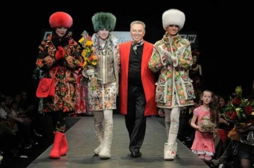 Какие тренды в моде можно наблюдать в одежде из павловопосадских платков. Павловопосадские платки пользуются большой популярностью в мировой моде