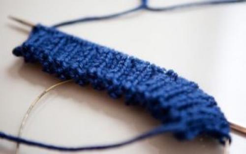 Какие материалы можно использовать для вязания одежды для собак спицами. Как связать собаке свитер спицами (для начинающих)