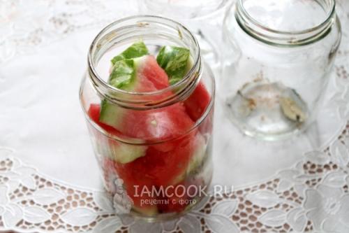 Вкусный рецепт: засолить арбузы кусочками с уксусом в кастрюле 03