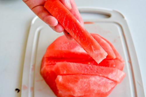 Как правильно нарезать арбузы на кусочки. Арбуз —, как красиво нарезать и сохранить свежим