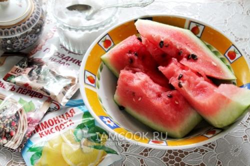 Вкусный рецепт: засолить арбузы кусочками с уксусом в кастрюле 01