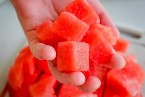 Как правильно нарезать арбузы на кусочки. Арбуз —, как красиво нарезать и сохранить свежим