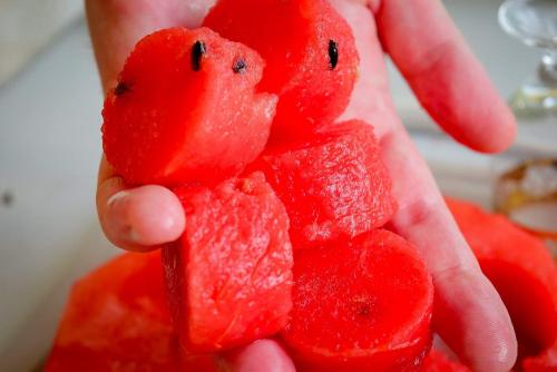 Как правильно нарезать арбузы на кусочки. Арбуз —, как красиво нарезать и сохранить свежим