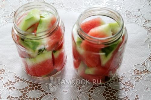 Вкусный рецепт: засолить арбузы кусочками с уксусом в кастрюле 05