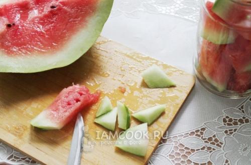 Вкусный рецепт: засолить арбузы кусочками с уксусом в кастрюле 04