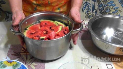 Запах лета: рецепт соленых арбузов с чесноком в кастрюле 08 Запах лета: рецепт соленых арбузов с чесноком в кастрюле 08