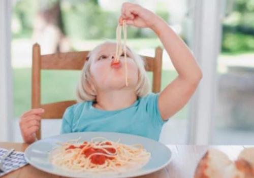 Как удалить пятены и загрязнения с кружевного платья. Удаление пятен органического происхождения с цветной одежды: как отстирать пятна пота, крови, соков, фруктов, соусов и т.д.