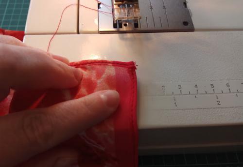 Как правильно обработать края топа из платка. Обработка краев платочка московским швом или американкой.