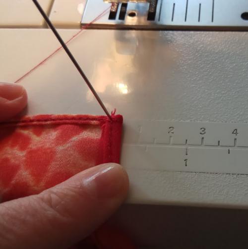 Как правильно обработать края топа из платка. Обработка краев платочка московским швом или американкой.