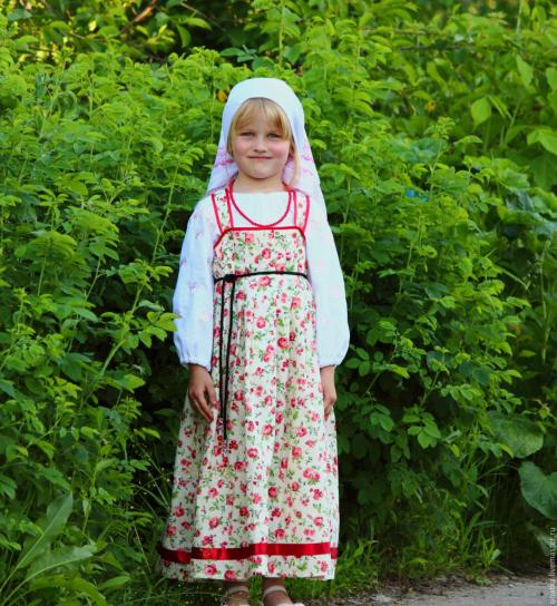 Какие аксессуары можно использовать для дополнения летних нарядов из платков