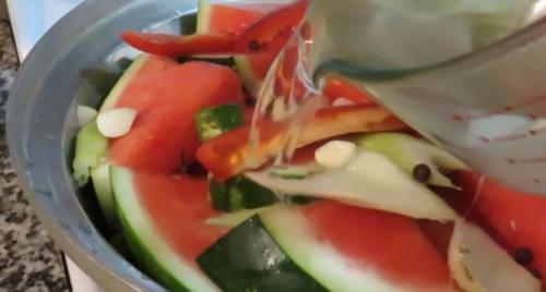 Что такое арбузы, моченые кусочками в ведре. Арбузы моченые кусочками в ведре – быстрый посол