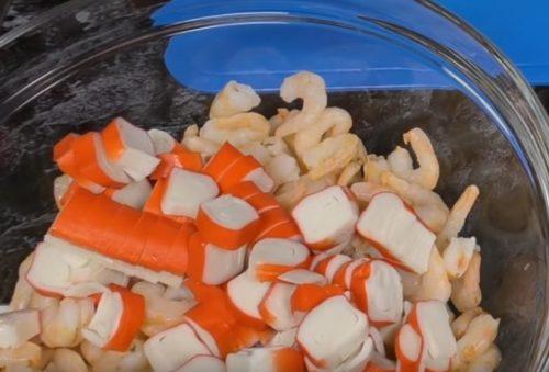 Салат с красной икрой и крабовым мясом. Салат с красной икрой и крабовыми палочками. 6 очень вкусных рецептов