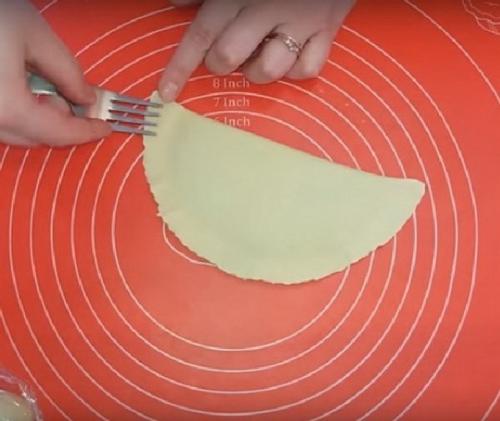 Тесто для чебуреков на холодной воде. Тесто на воде для чебуреков с мясом