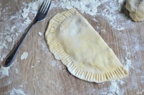 Тесто для чебуреков на воде с яйцом. Чебуреки классические