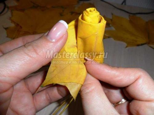 Стилизация розы из листьев: идеальный осенний букет 09