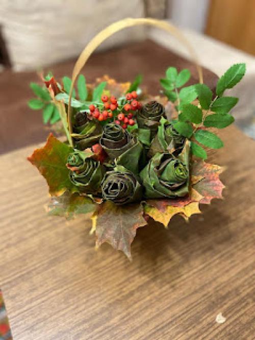 Какие события можно украсить осенними розами из кленовых листьев. Мастер-класс «Осенний букет роз из кленовых листьев»