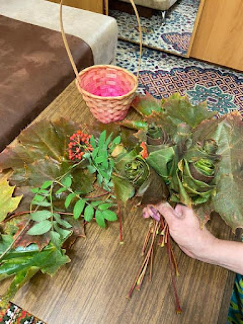 Какие события можно украсить осенними розами из кленовых листьев. Мастер-класс «Осенний букет роз из кленовых листьев»