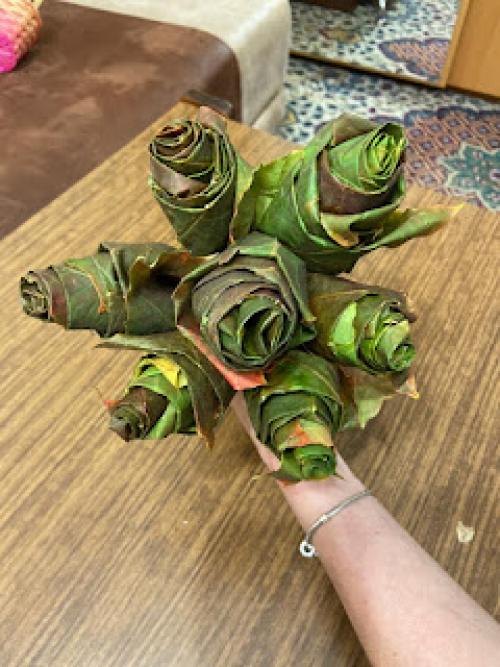 Какие события можно украсить осенними розами из кленовых листьев. Мастер-класс «Осенний букет роз из кленовых листьев»