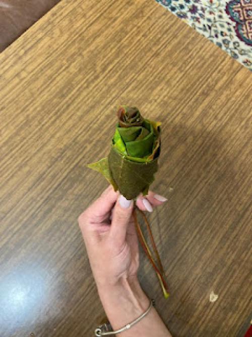 Какие события можно украсить осенними розами из кленовых листьев. Мастер-класс «Осенний букет роз из кленовых листьев»