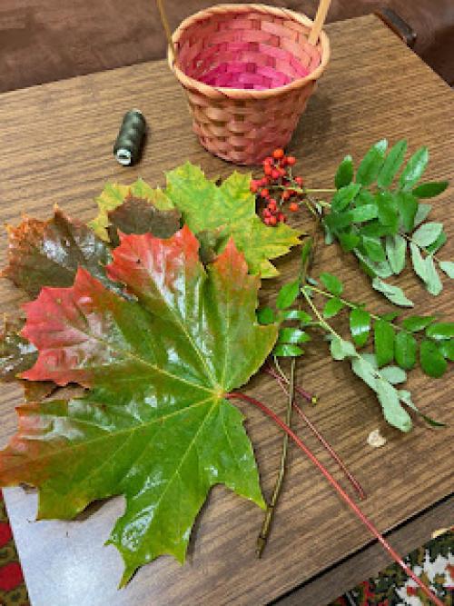 Какие события можно украсить осенними розами из кленовых листьев. Мастер-класс «Осенний букет роз из кленовых листьев»