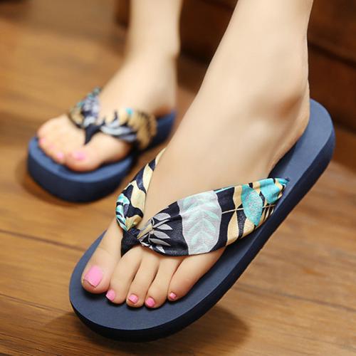 Шлепки 2021 название. Женские шлёпанцы 2020–2021