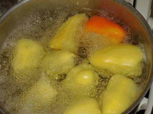 Перец маринованный с чесноком. Перец целиком в маринаде с растительным маслом на зиму