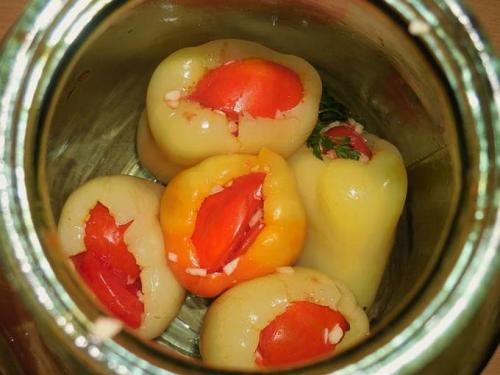 Перец маринованный с чесноком. Перец целиком в маринаде с растительным маслом на зиму