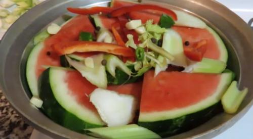 Засолить арбузы в ведре. Арбузы моченые кусочками в ведре – быстрый посол