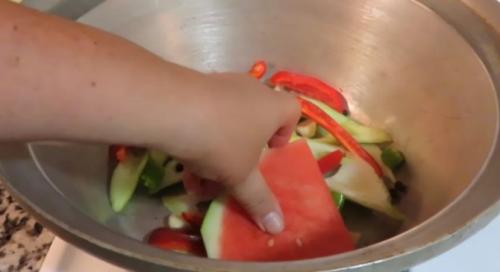 Засолить арбузы в ведре. Арбузы моченые кусочками в ведре – быстрый посол