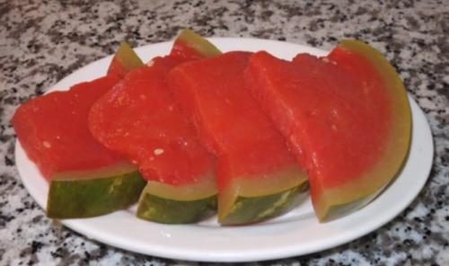 Засолить арбузы в ведре. Арбузы моченые кусочками в ведре – быстрый посол