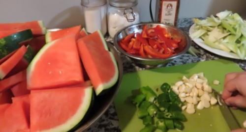 Засолить арбузы в ведре. Арбузы моченые кусочками в ведре – быстрый посол