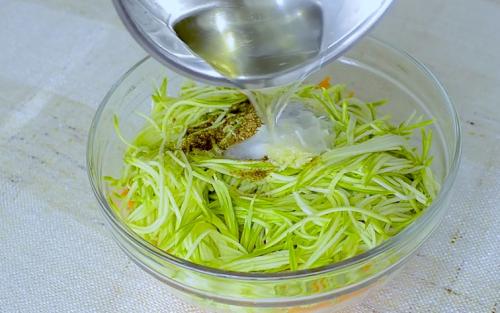 Какие ингредиенты можно добавить в салат из кабачков и красного лука, чтобы сделать его более питательным. Салат из свежих кабачков по-корейски — кушайте сразу!