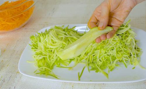 Какие ингредиенты можно добавить в салат из кабачков и красного лука, чтобы сделать его более питательным. Салат из свежих кабачков по-корейски — кушайте сразу!