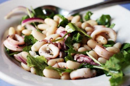 Какие ингредиенты можно добавить в салат с фасолью, чтобы сделать его более вкусным и разнообразным. 20 салатов с фасолью, которые стоит приготовить прямо сейчас