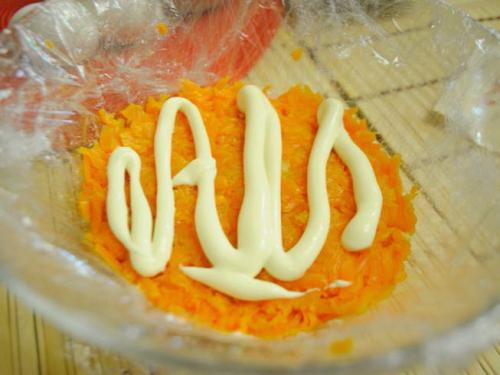 Салат метрополь с икрой. Салат с креветками, кальмарами, красной рыбой и икрой на праздничный стол