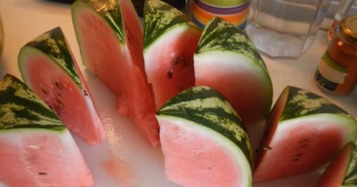 Квашеные арбузы на зиму. Как засолить арбузы кусочками в кастрюле, ведре или банке?